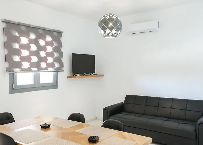 The George With Private Pool, Close To - Chora וילה